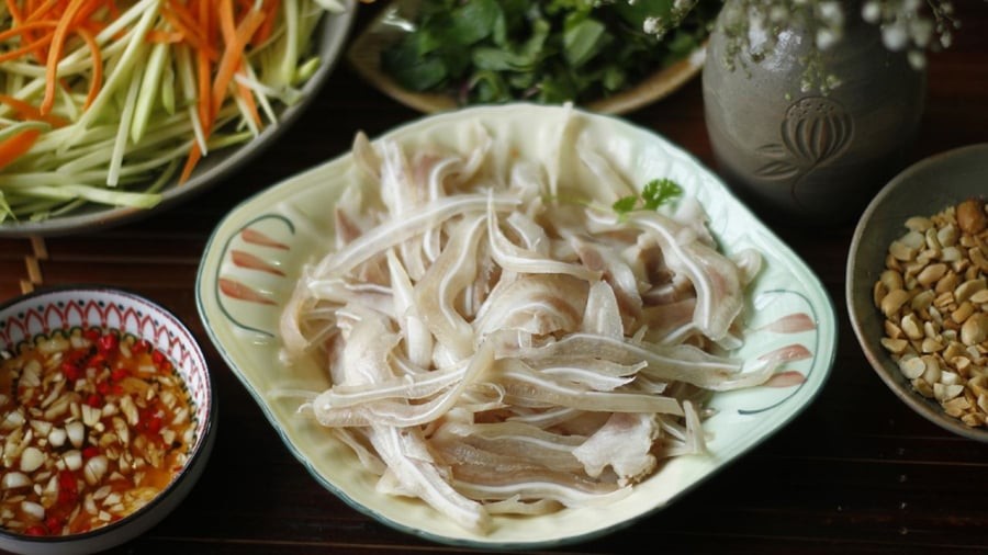 Tai heo luộc chín tới là vớt ra và ngâm ngay trong nước đá lạnh.