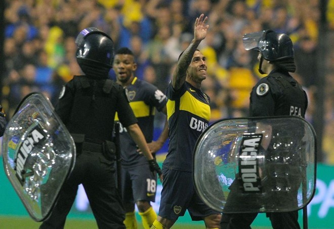 Tevez-Trung-Quoc-1