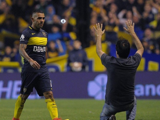Tevez-Trung-Quoc-2