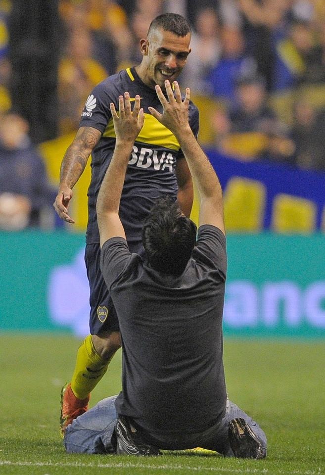 Tevez-Trung-Quoc-3