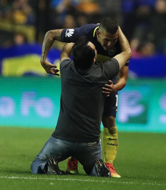 Tevez-Trung-Quoc-4