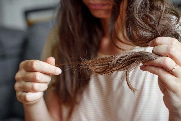  Thay vì các loại thuốc nhuộm chứa nhiều hóa chất mạnh, xu hướng hiện nay là sử dụng các sản phẩm có nguồn gốc dịu nhẹ hoặc thảo dược. 