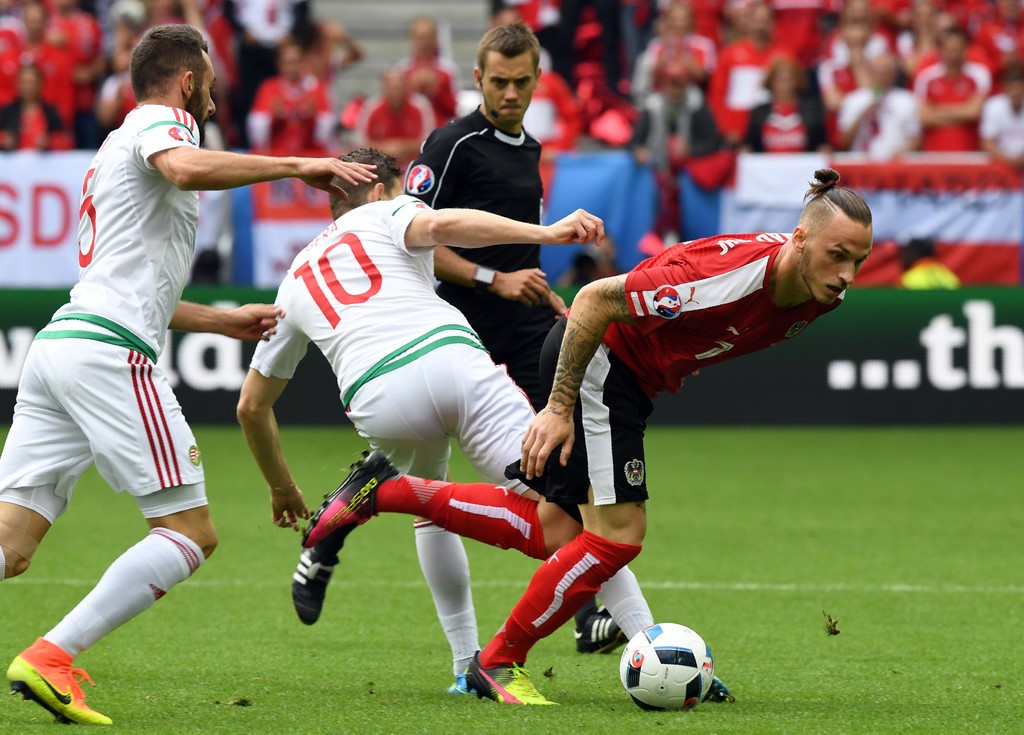 Đội hình gồm những cái tên nổi trội như Arnautovic, Alaba của Áo gặp khó trước Hungary. Ảnh: Internet.