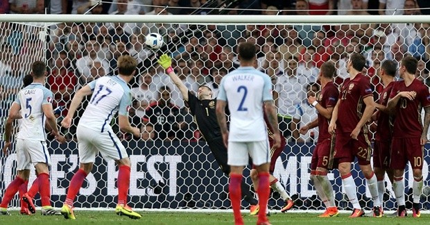 Eric Dier đưa tuyển Anh vượt lên dẫn trước với cú sút phạt đẹp mắt. Ảnh: Internet.