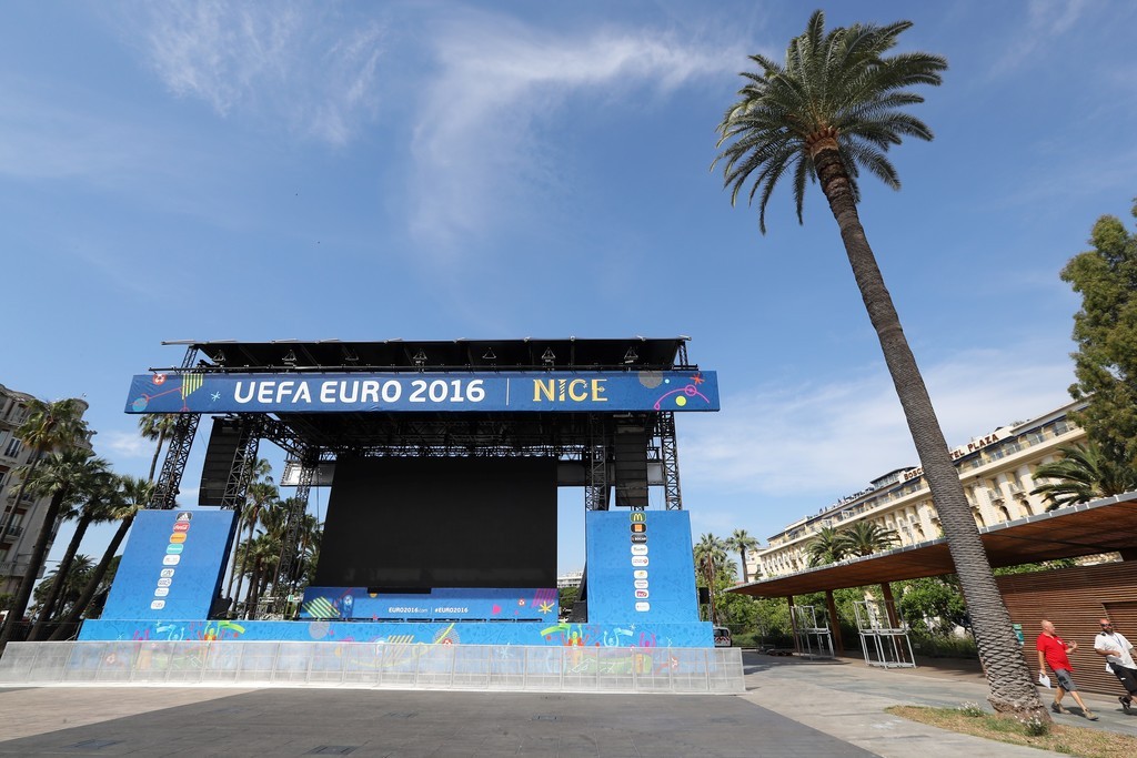 Fan Zone được bố trí một màn hình lớn để các CĐV không có vé theo dõi đội nhà. Ảnh: Internet.