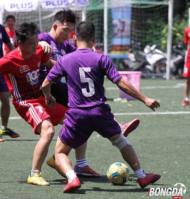 Các đội bóng tranh tài sôi nổi hấp dẫn tại giải bóng đá Hội nhà báo TP.HCM 2016. Ảnh: Đình Viên.