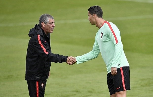 HLV Fernano Santos bắt tay hỏi thăm Ronaldo. Ảnh: Internet.