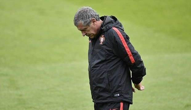 Điều lạ là HLV Fernando Santos lại khá trầm ngâm và đứng riêng 1 góc. Ảnh: Internet.