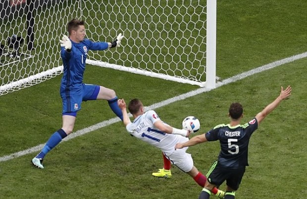 Pha ghi bàn gây tranh cãi của Vardy. Ảnh: Internet.