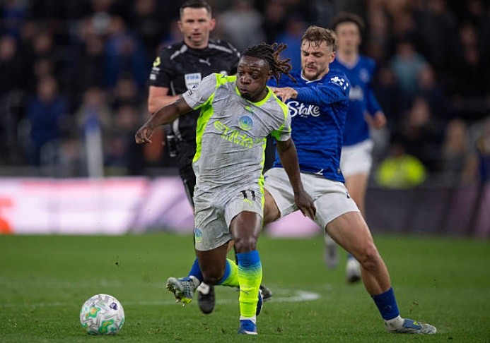 Doku làm khổ hàng thủ Everton.