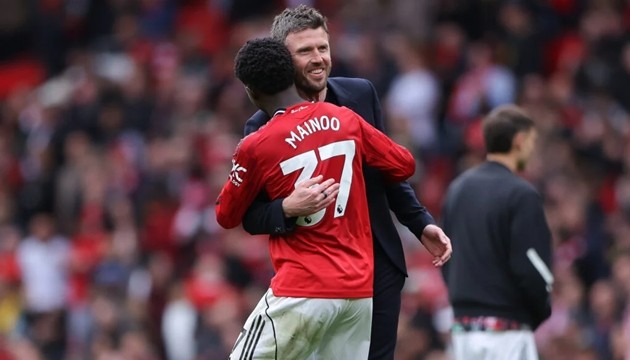 Carrick chấp cánh cho Mainoo tỏa sáng.