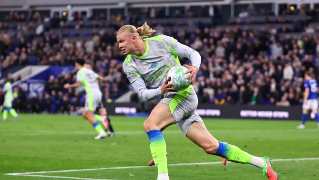 Haaland ghi bàn cho Man City.
