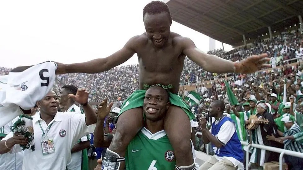 Tijani Babangida được một huyền thoại khác là Taribo West cõng trên vai.