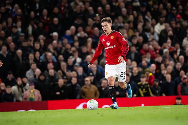 Ugarte khó trụ lại Old Trafford. 