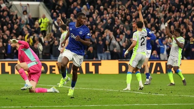 Barry ghi bàn thắng tranh cãi trước Man City.