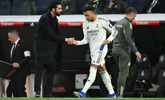 Arbeloa lên tiếng về những lùm xùm liên quan đến Mbappe.
