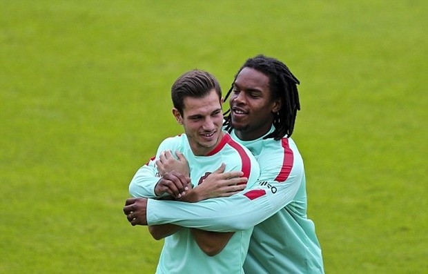 Không biết đã nghe những gì mà Sanchez chạy lại ôm ấp người đồng đội Cedric Soares. Ảnh: Internet.