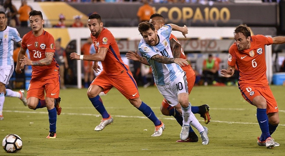 35B497E700000578-0-Messi_goes_down_in_the_box_after_flicking_the_ball_past_a_Chile_-a-34_1466991700990