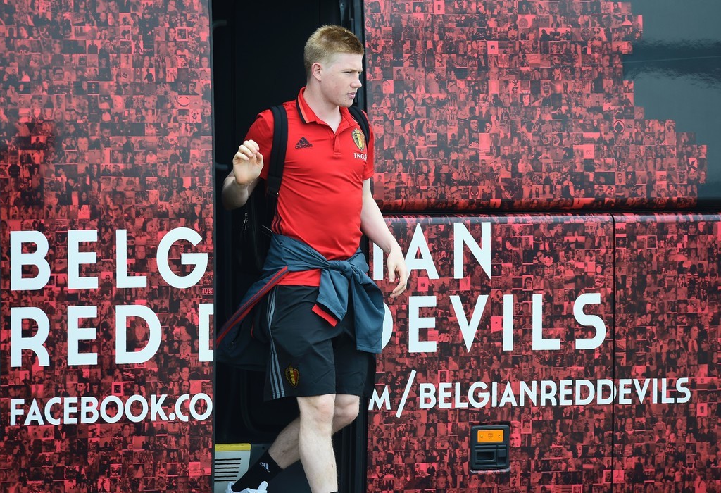 Kevin de Bruyne tỏ ra khá điềm tĩnh trên đường ra sân bay. Ảnh: Internet.