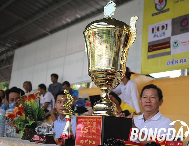Chiếc Cúp danh giá của giải đội nhà báo TP.HCM 2016. Ảnh: Đình Viên.