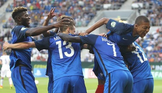 4974108_6_aa50_l-equipe-de-france-de-football-des-moins-de_5e8e7af1a85671c11b03a135a68c2239