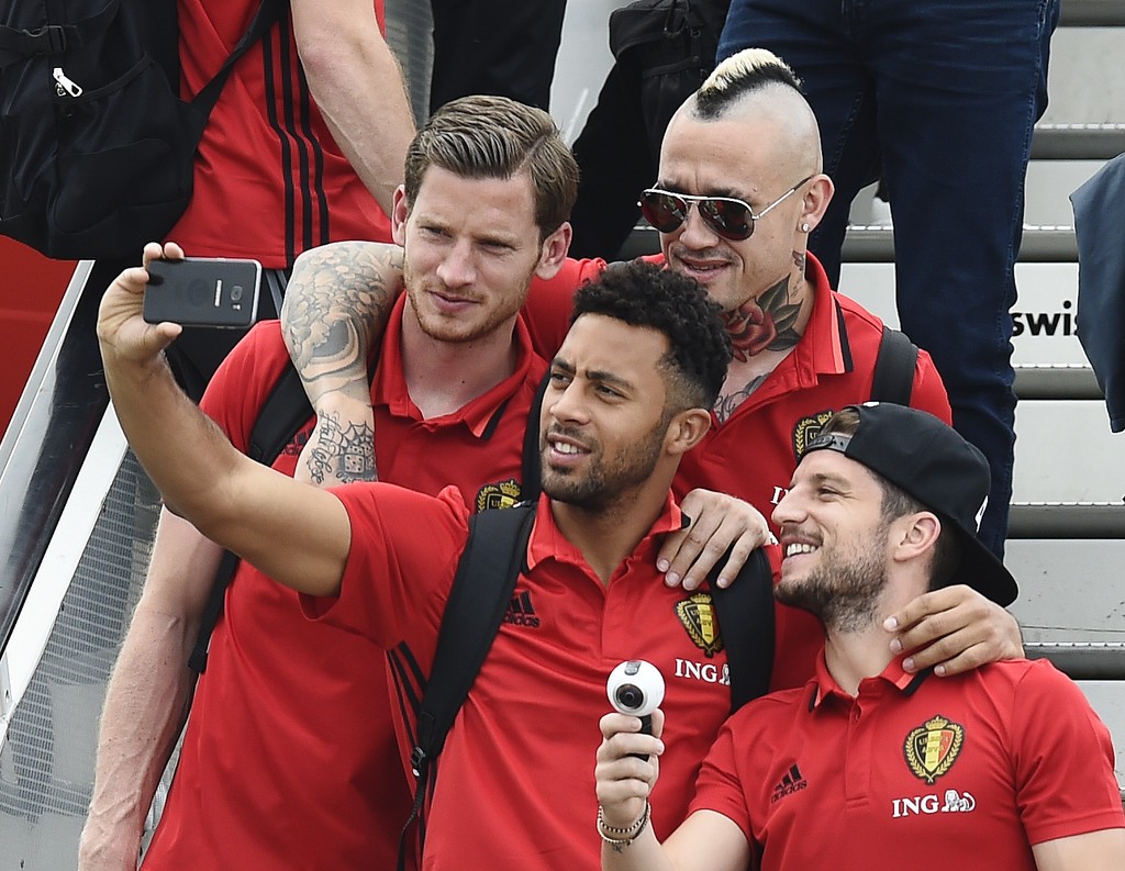 Jan Vertonghen, Moussa Dembele, Radja Nainggolan, Dries Mertens tranh thủ chụp selfie trước khi lên máy bay. Ảnh: Internet.