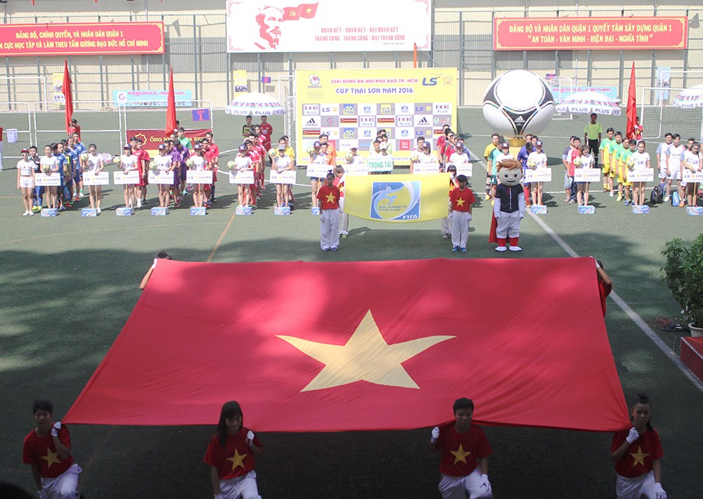 Quang cảnh buổi lễ chào cờ. Ảnh: Đình Viên.