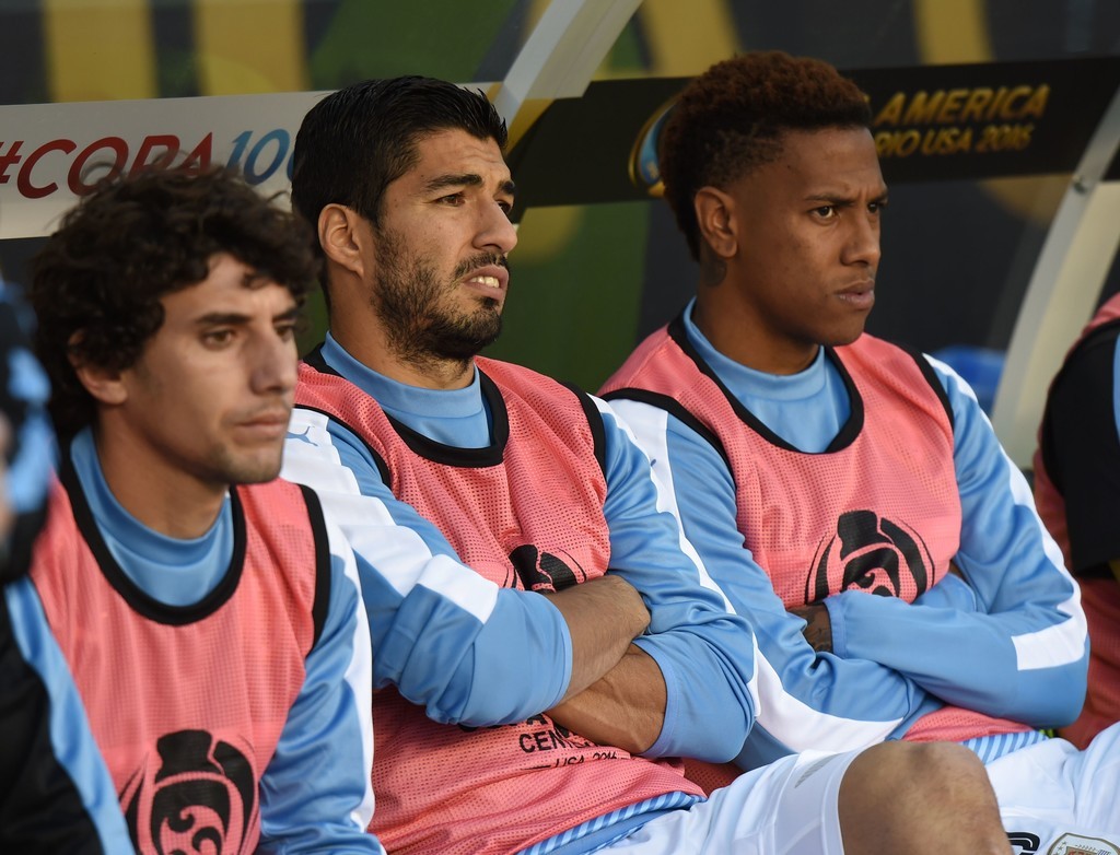 Suarez đau đớn và bất lực trên ghế dự bị. Ảnh: Internet.