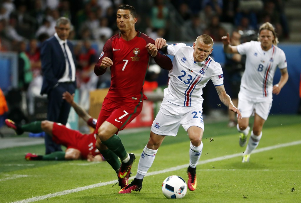 Không tận dụng thành công một vài cơ hội ngon ăn, Ronaldo và đồng đội chấp nhận chia điểm với Iceland. Ảnh: Internet.