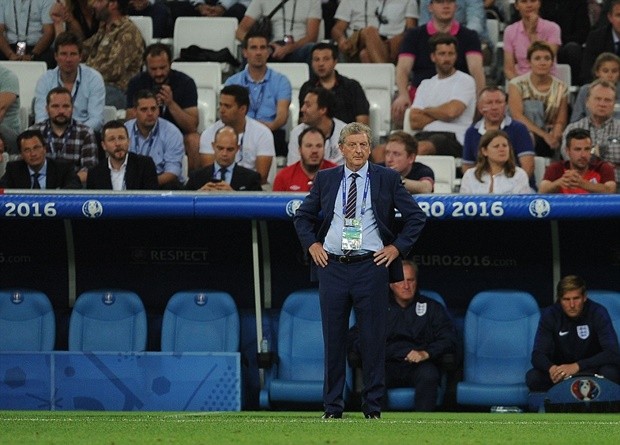 HLV Roy Hodgson ‘chết lặng’ bên ngoài đường pitch. Ảnh: Internet.