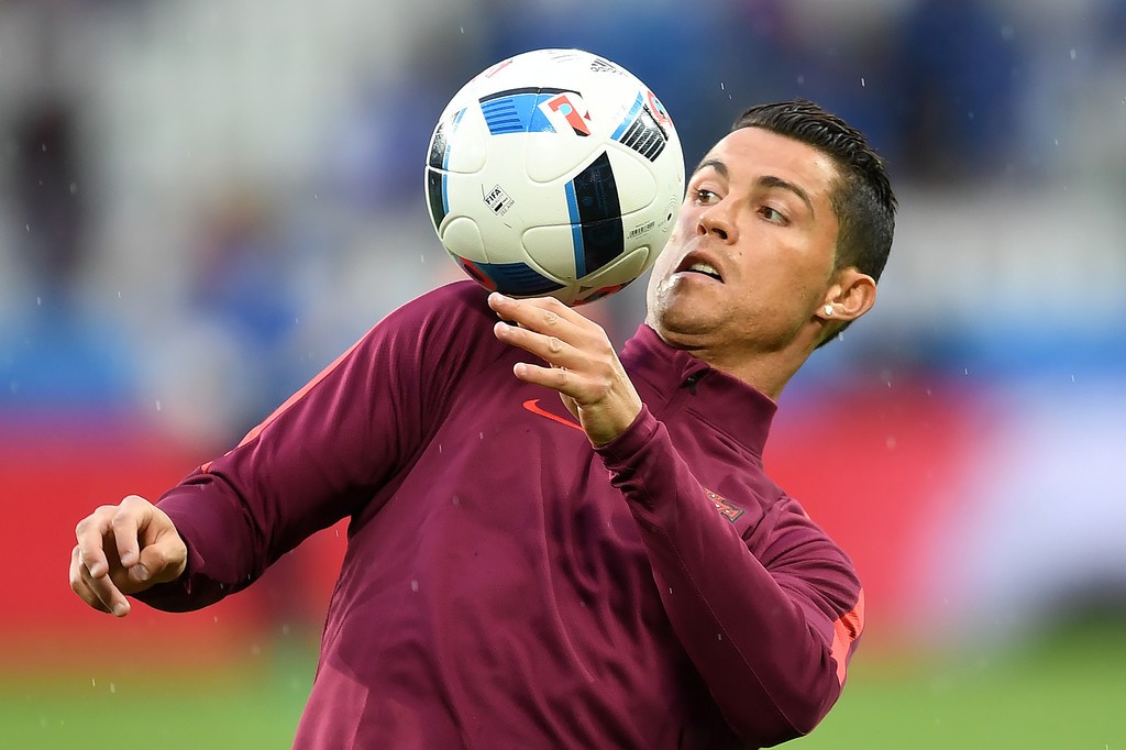 Ronaldo thi triển kỹ thuật trong giờ khởi động, anh chính là niềm hy vọng lớn nhất của NHM Bồ Đào Nha trong trận đấu này. Ảnh: Internet.