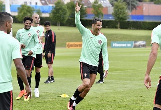 Ronaldo hớn hở đòi tham gia. Ảnh: Internet.