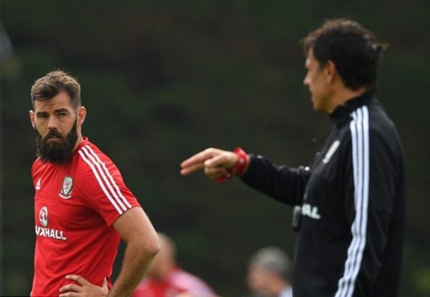 HLV Coleman dặn dò tiền vệ đang chơi cho Crystal Palce – Joe Ledley.  Ảnh: Internet.