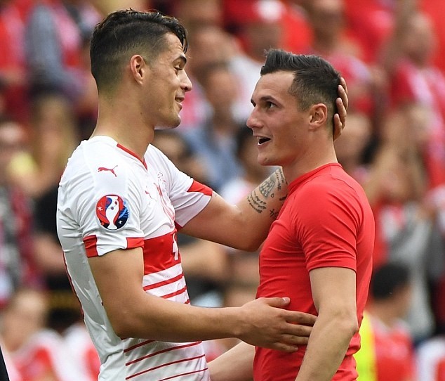 Hai anh em nhà Xhaka ở hai đầu chiến tuyến tại EURO 2016. Ảnh: Internet.