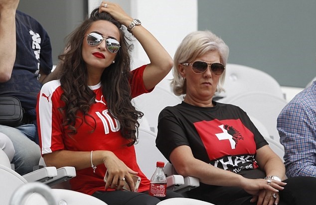 Trên khán đài, người bạn gái của Granit Xhaka cô nàng Leonita Lekaj và mẹ của hai anh em (người mặc chiếc áo in lá cờ một nửa là Thụy Sĩ, một nửa là Albania). Ảnh: Internet.