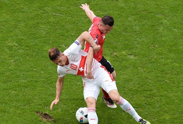Ngược với không khí vui vẻ trước trận đấu, cả Granit Xhaka và Taulant Xhaka đều nhập cuộc một cách đầy quyết tâm. Ảnh: Internet.