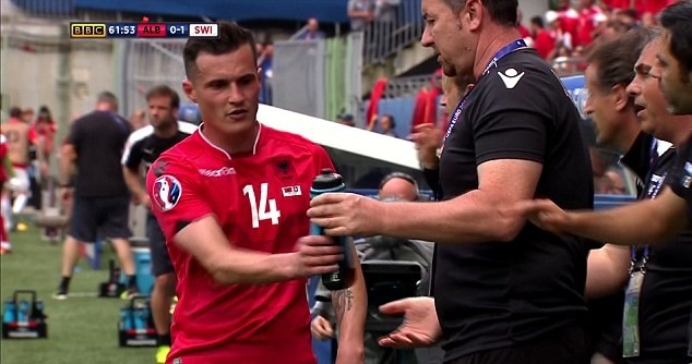 Người anh Taulant Xhaka có thái độ không hài lòng khi bị thay ra ở phút 61. Ảnh: Internet.