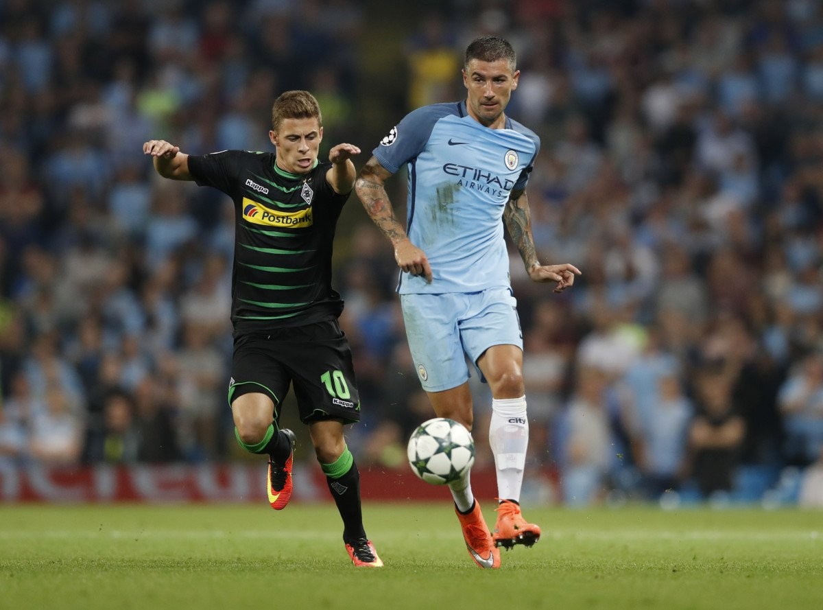 aleksandar-kolarov-manchester-city