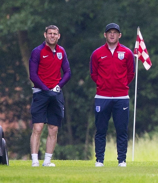 James Milner vừa bị bắt gặp có hình ảnh vô cùng xấu xí trong buổi chơi golf thư giãn cùng các đồng đội. Động tác của Milner gợi lại hình ảnh xấu hổ của HLV Joachim Loew trong trận Đức - Ukraine. Ảnh: Internet.