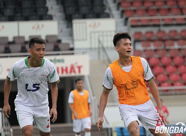 Cựu tiền đạo U23 Việt Nam Nguyễn Ngọc Anh (áo cam) chính thức khoác áo CLB TP.HCM. Ảnh: Đình Viên.