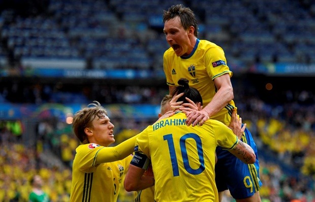 Ibrahimovic góp công lớn trong bàn thắng gỡ hòa của Thụy Điển với tình huống nỗ lực đi bóng bên cánh trái và sau đó là đường tạt vào trong rất khó chịu. Ảnh: Internet.
