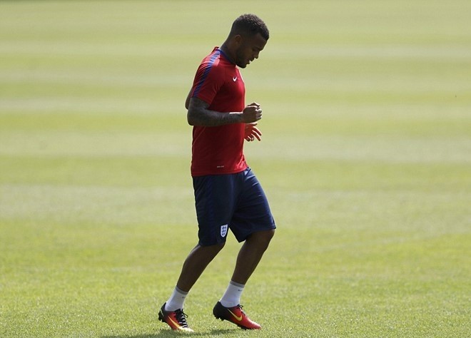 Theo ghi nhận từ buổi tập đầu tiên của tuyển Anh, Ryan Bertrand phải tập riêng. Hậu vệ này được tin rằng dính chấn thương và khó ra sân ở trận mở màn gặp tuyển Nga. Ảnh: Internet.