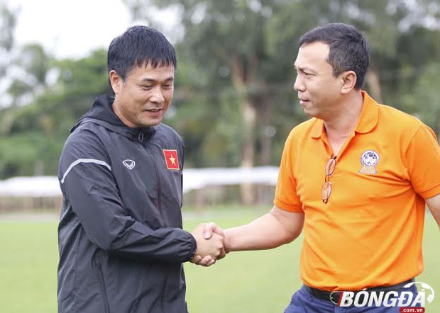 Tổng thư ký Liên đoàn bóng đá Việt Nam (VFF) - Trần Quốc Tuấn có buổi thăm chúc toàn đội có giải đấu tập huấn thành công. Trận chung kết giữa ĐT Việt Nam gặp ĐT Singapore sẽ diễn ra lúc 18h30, trước đó trận tranh hạng ba giữa Myanamar và Hong Kong (TQ) diễn ra lúc 15h30. Ảnh: Gia Minh.