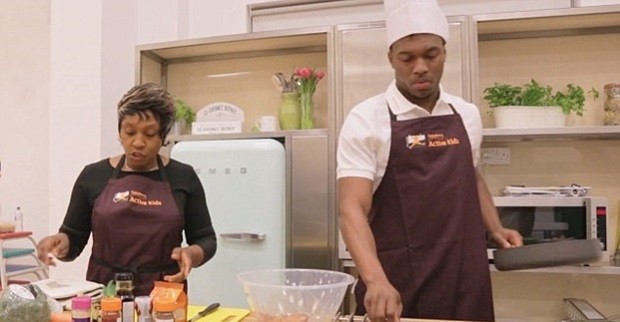 Sturridge có sở thích cùng vào bếp với mẹ. Ảnh: Internet.