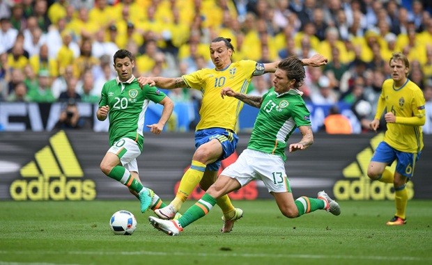 Hàng công của Thụy Điển bế tắc trong việc tìm đường đến khung thành phía CH Iceland khi Ibra được chăm sóc rất kỹ. Ảnh: Internet.