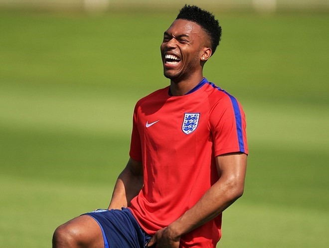 Sturridge cười hết ga cùng đồng đội. Ảnh: Internet.