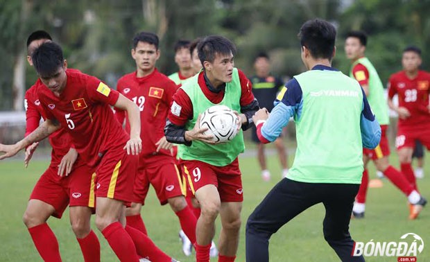 Đánh bại các cầu thủ Hong Cong (TQ) để có mặt trong trận chung kết giải Tứ hùng AYA Bank Cup 2016 giúp buổi tập của ĐT Việt Nam vô cùng thoải mái. Ảnh: Gia Minh.