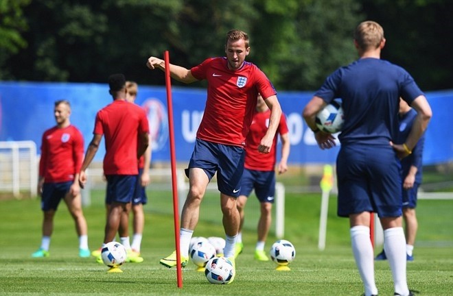 Harry Kane tập luyện rất chăm chỉ trên sân. Anh nhiều khả năng trở thành đối tác trên hàng công đội nhà cùng Jamie Vardy. Ảnh: Internet.