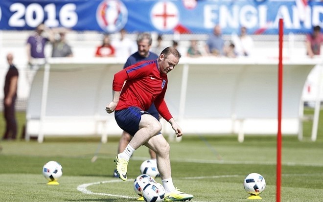 Rooney cũng tích cực luyện tập trên sân. Đây có thể là kỳ Euro cuối cùng anh tham dự cùng tuyển Anh. Ảnh: Internet.