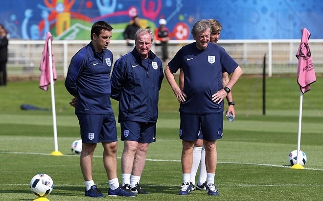 HLV Roy Hodgson và ban huấn luyện quan sát kỹ lưỡng các cầu thủ luyện tập. Ảnh: Internet.
